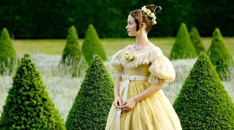 在《年轻的维多利亚》中,不同服装色彩有着怎样的象征意义?