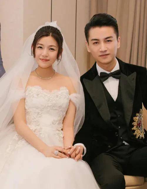 2015年8月,陈晓发微博承认与陈妍希的关系,陈妍希也发微博表示回应.