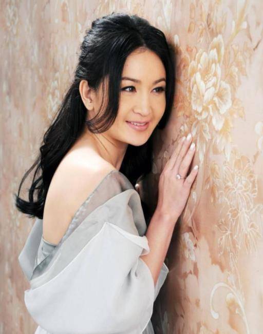 15岁出道,34岁嫁入名门,婚后未曾生育,温碧霞现在怎么样了?