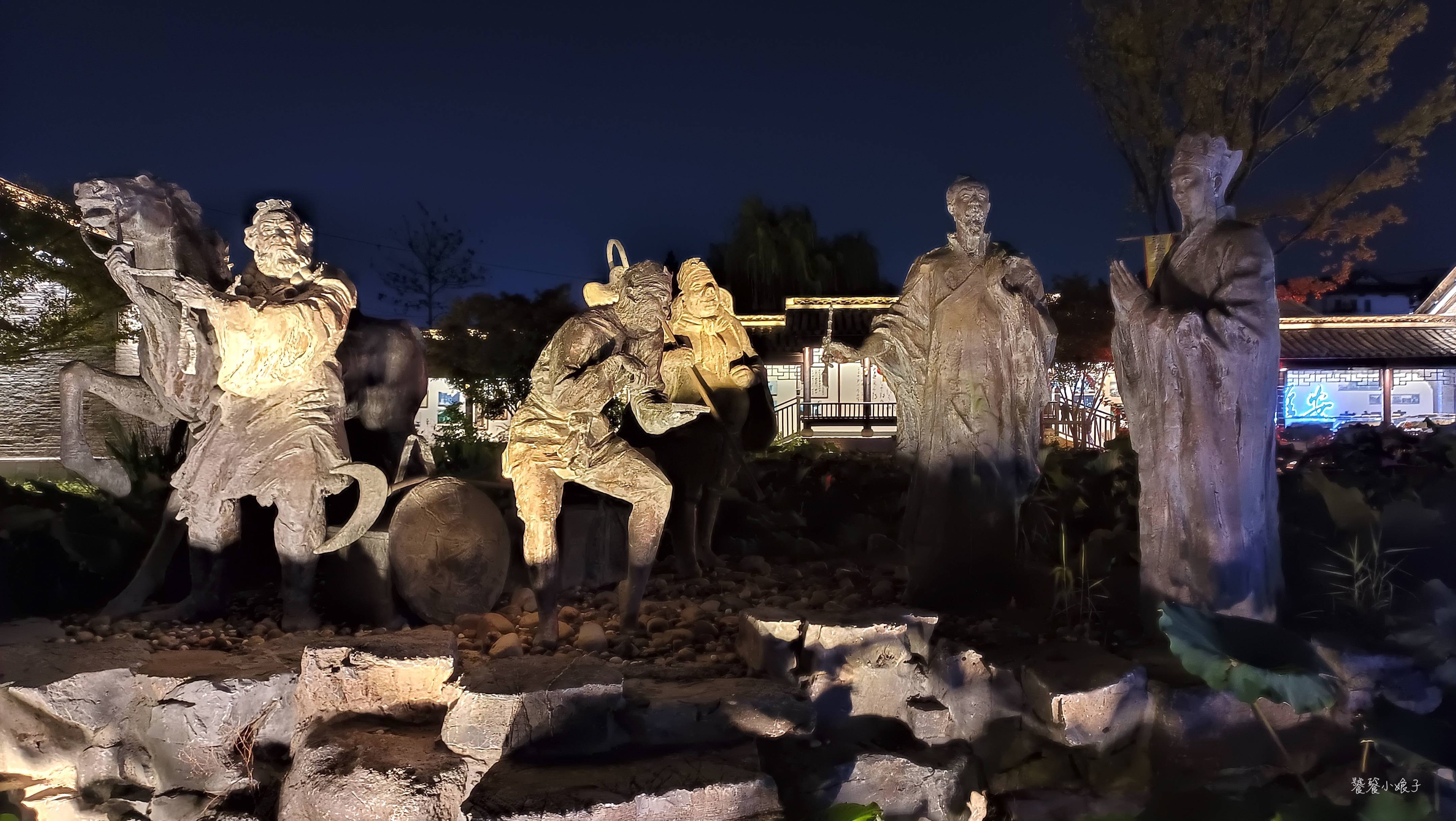 故居的旁边塑着吴承恩与《西游记》中四大主人公的雕像,在中国文学史