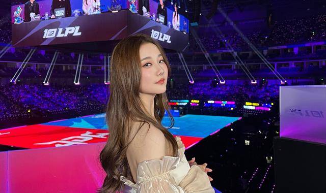 左手回关女解说,她不但晒图还将头像改成二人合影_kitty_选手_比赛