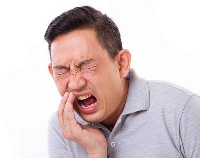 1:将盐溶解在温水中漱口首先,我们可以试着用盐水漱口来缓解牙齿疼痛