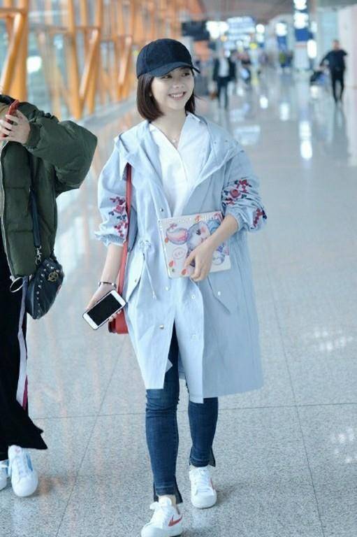 同样穿着回力走机场的还有谭松韵,毕竟她向来也都是非常接地气的女星