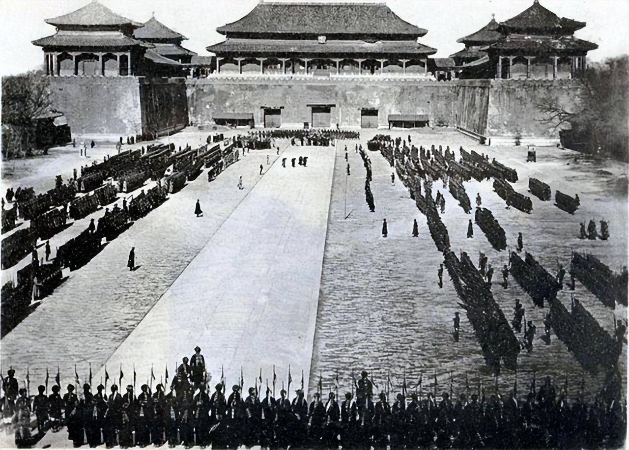 慈禧西逃,八国联军在紫禁城公然举行阅兵,阅兵队伍中还有中国人_华勇