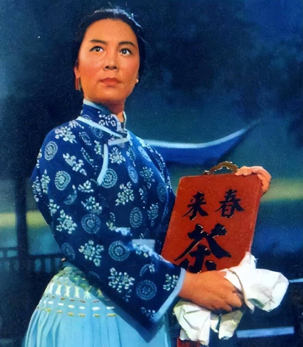 而洪雪飞就在《沙家浜》其中一个选段《智斗》中,出演了那一位已经