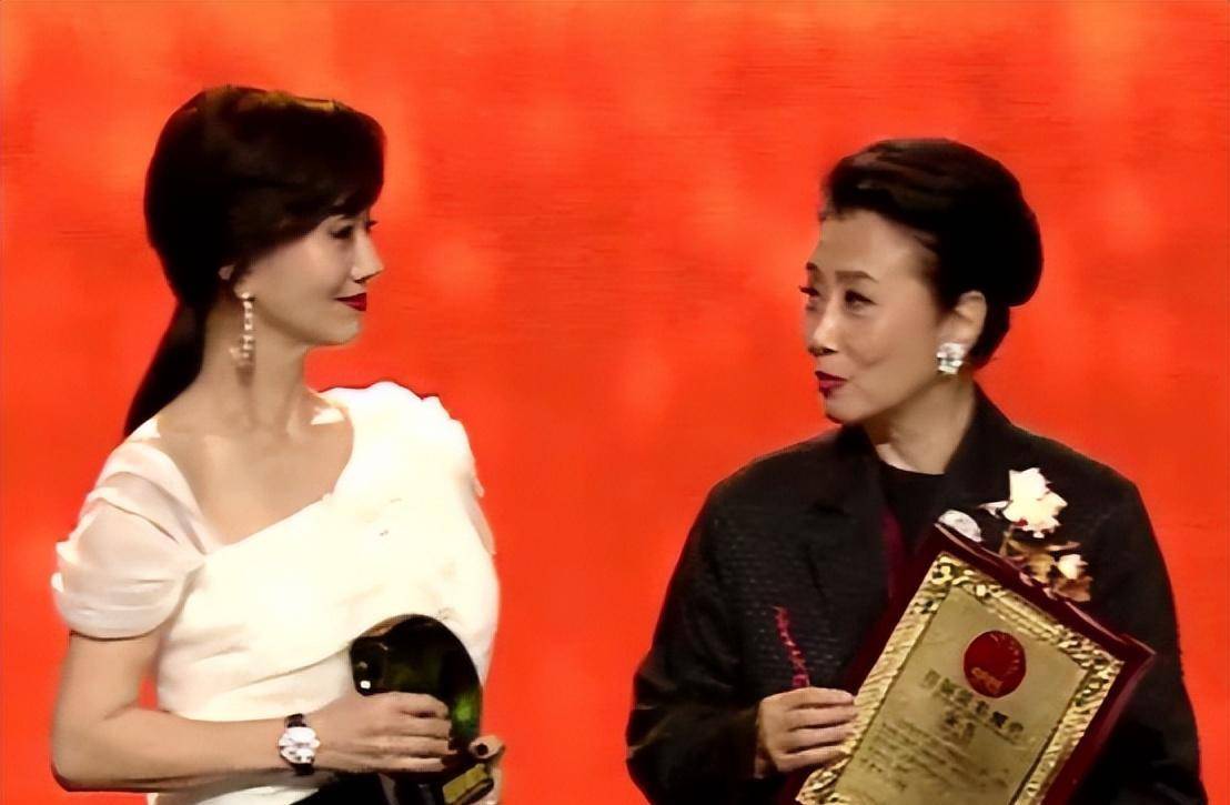 75岁汪明荃和70岁赵雅芝同框,仅差5岁却是女神和奶奶的既视感_造型