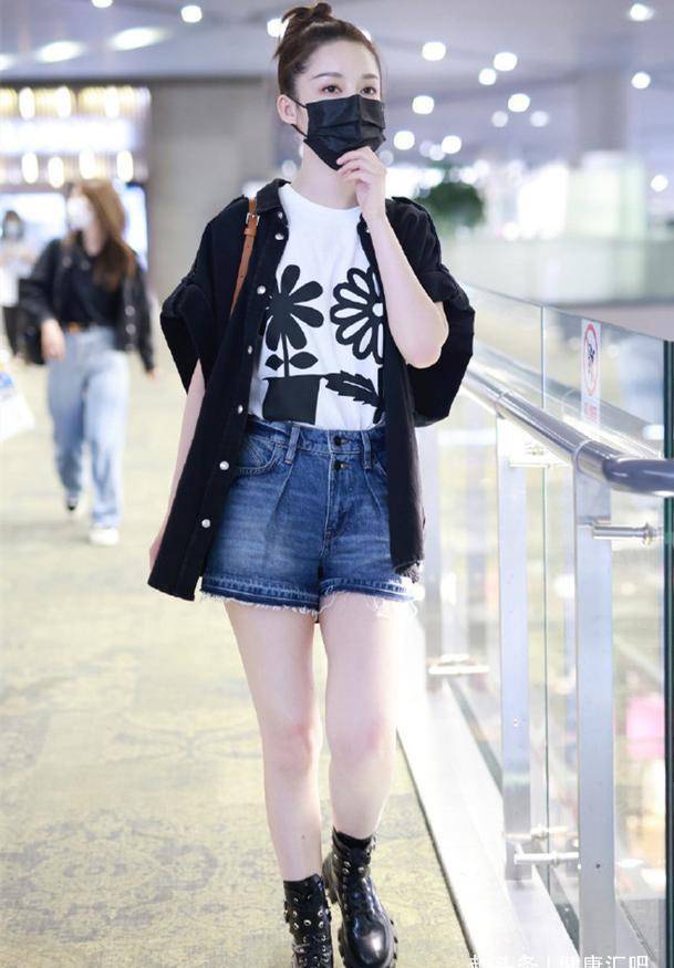 李沁为了美肯"破费",走机场大秀好身材,健身的汗水没白流_短裤_明星