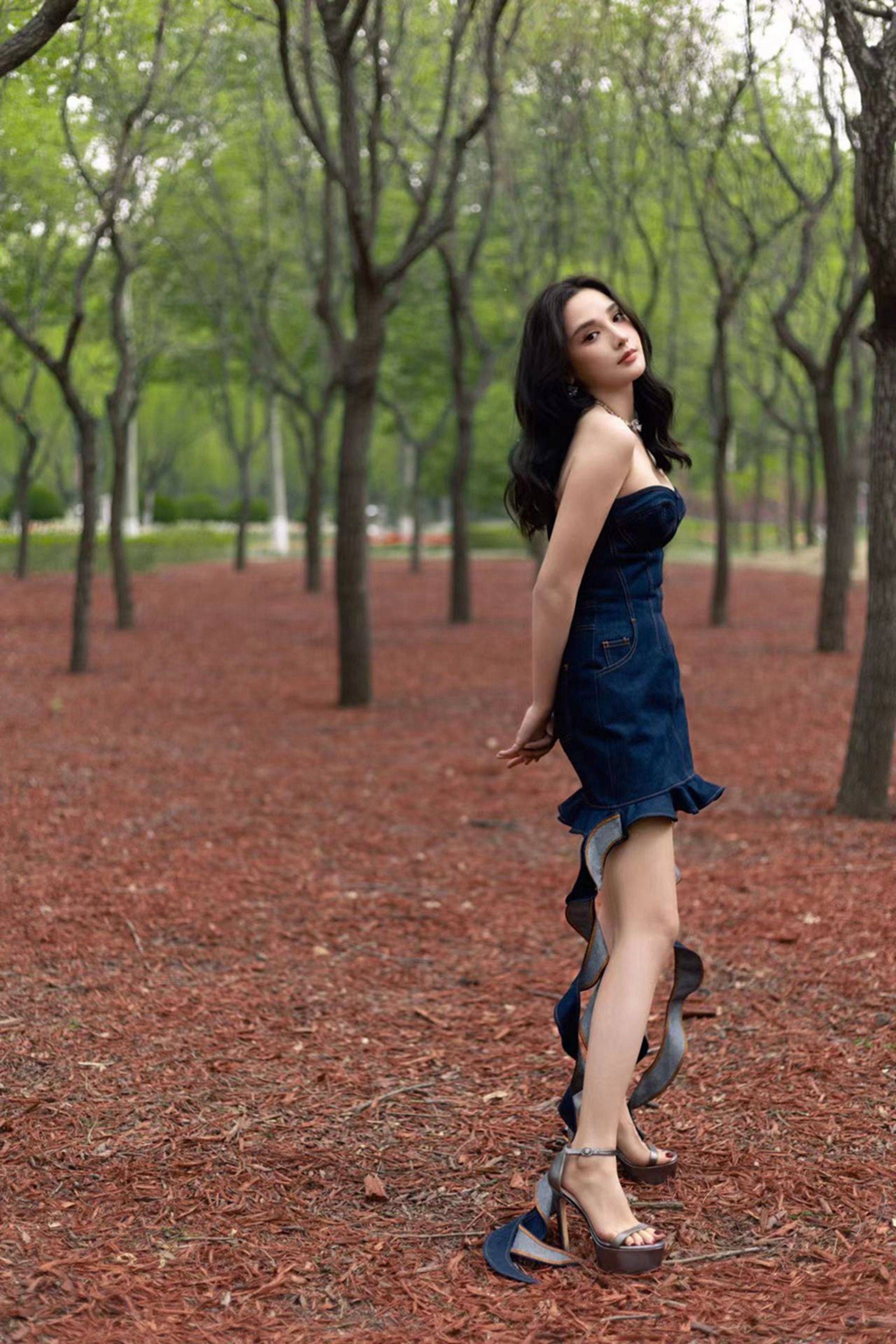 彭小苒大波浪卷发抹胸连衣裙性感写真_黑色_气质