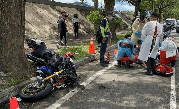 今年3月16日,網紅莊慕卿騎摩托車也意外身亡.