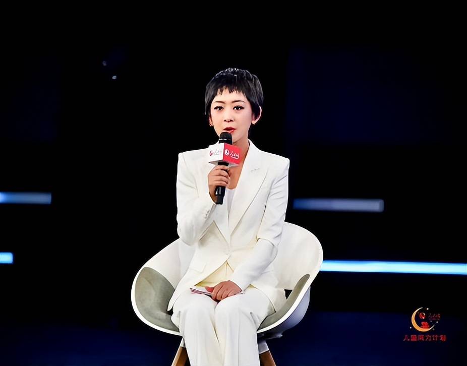 瑶淼:主持某官媒活动,系离开cctv-6主播台半年以来的第一次出镜_化妆