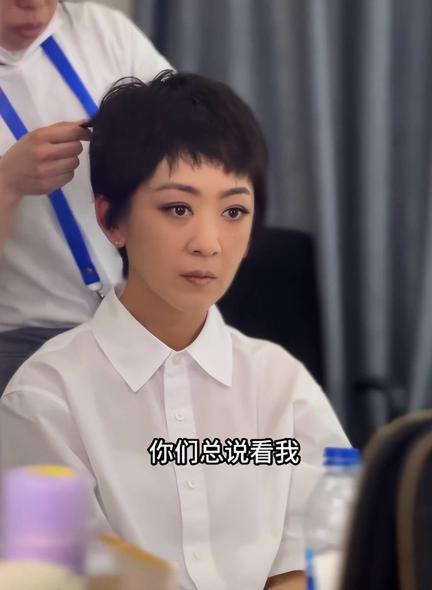 瑶淼:主持某官媒活动,系离开cctv-6主播台半年以来的第一次出镜_化妆