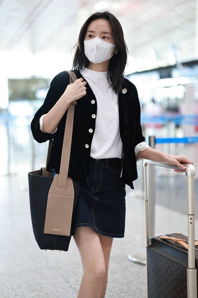 董洁现身机场,穿针织开衫 牛仔半裙,纤细身材太迷人_黑色_时尚_显得