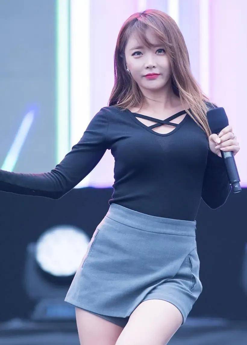 洪真英属于典型的穿衣显瘦脱衣有肉的微胖女神,看她火遍全网_女生