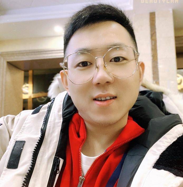 王小源高调晒满背纹身,被调侃30万纹的属实好看,这值得炫耀吗_影响