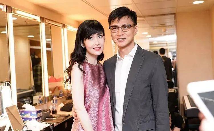 55岁周慧敏同框58岁老公,她长发黑裙似少女,老公穿西装似贵公子_白色
