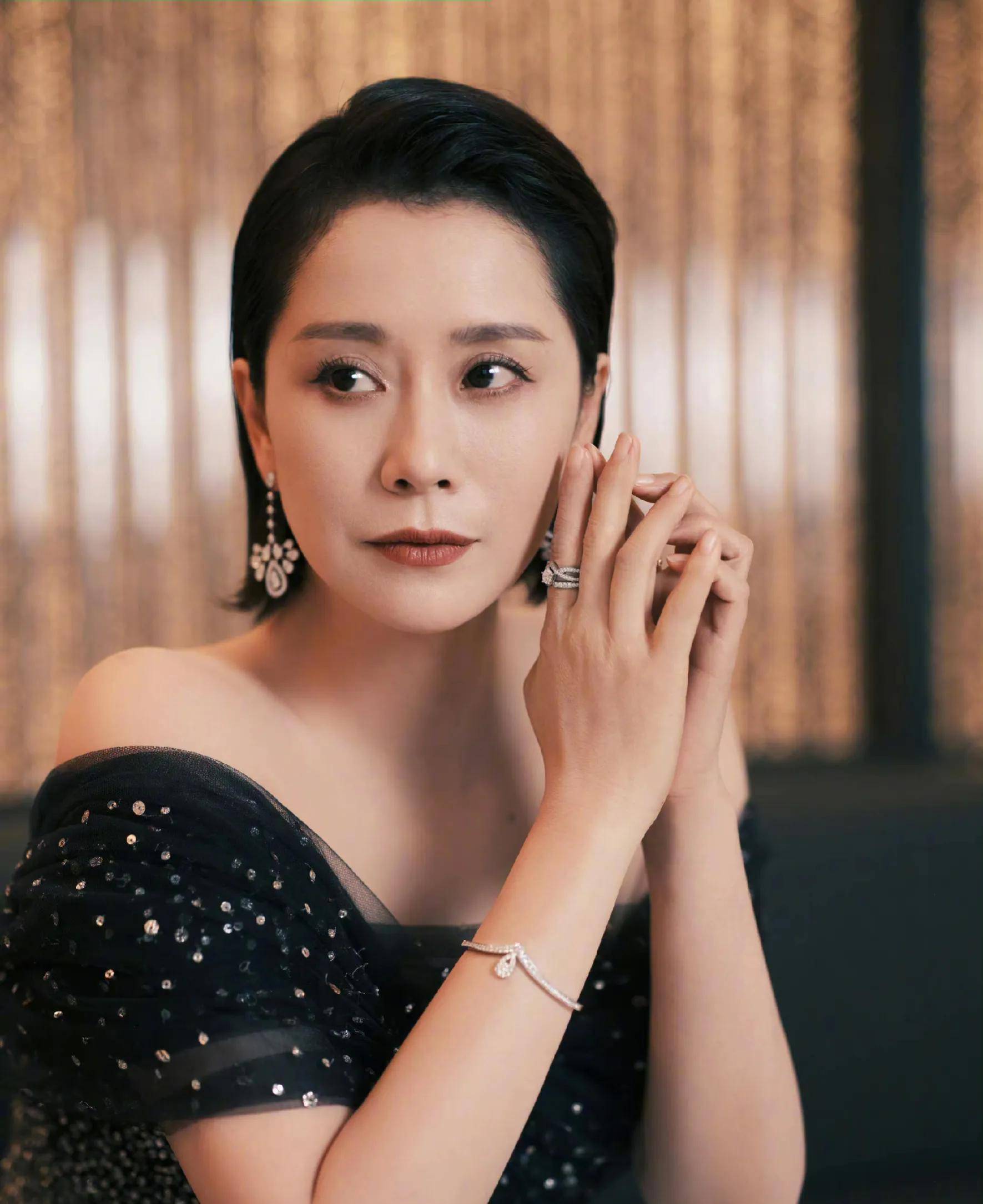 与此同时,快50岁的海清在舞台上也格外耀眼.