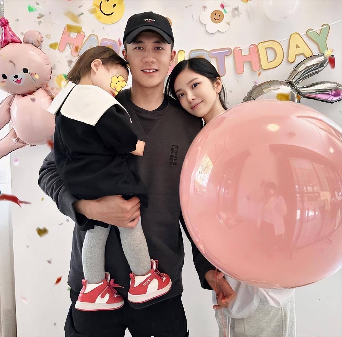 一家三口同框时,杜淳也将自己最宠爱的女儿和妻子展现得淋漓尽致.