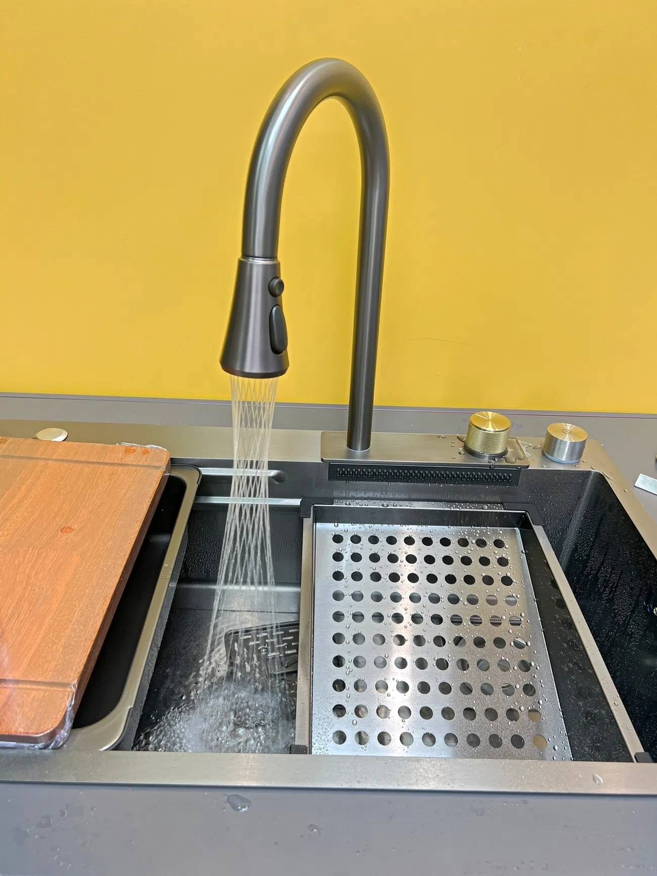 94灵活的不锈钢pvc软管来回抽拉多次也不会爆裂这款水槽搭配了菜板