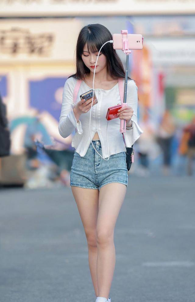 白色性感长袖搭配蓝色紧身短裤,需要费点心思,有点相搭_时尚_黑色