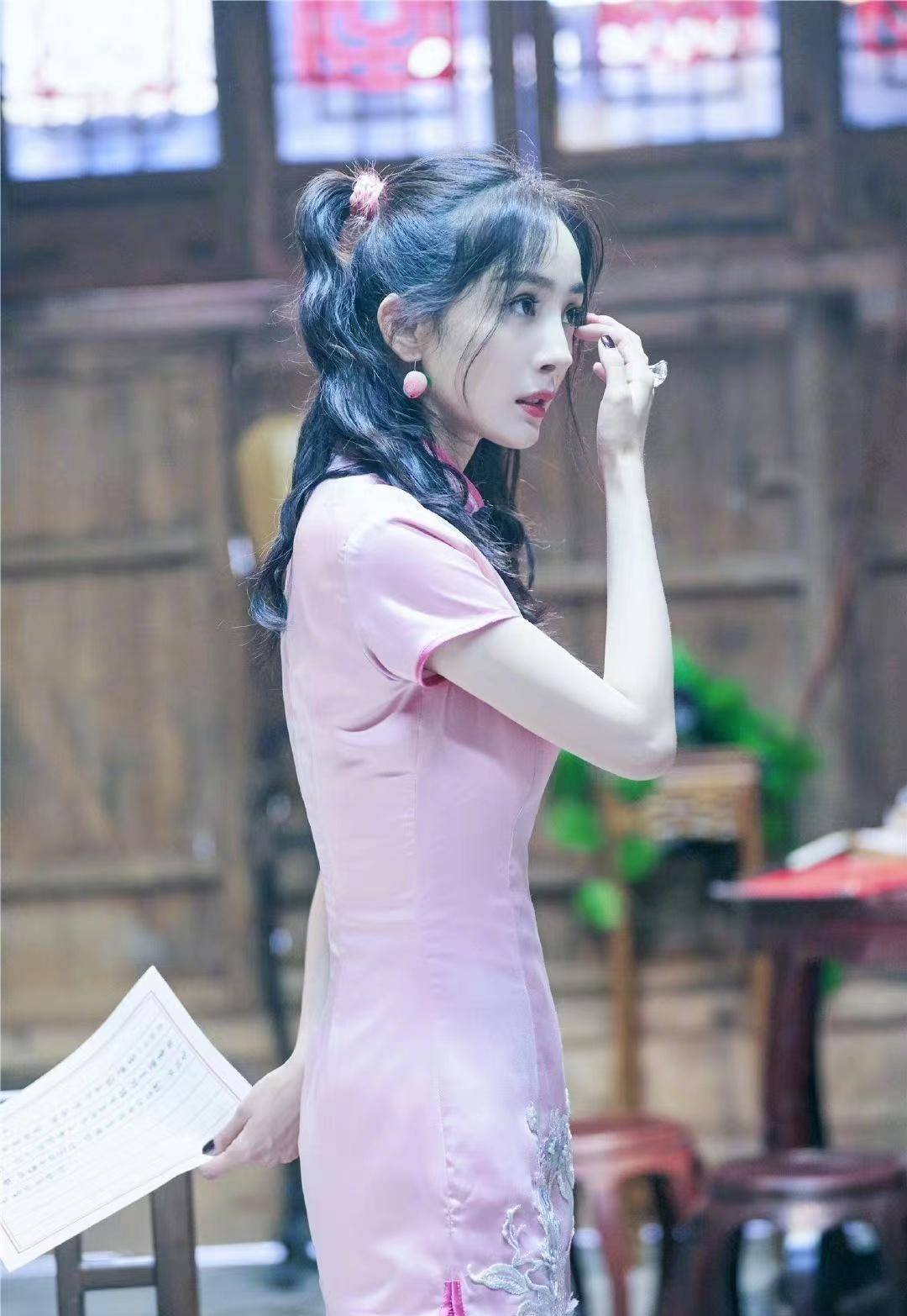 杨幂录密逃上热搜!网友:肤白貌美大长腿,又上综艺造福观众啦!