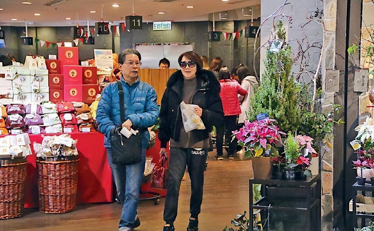 陈启恒先给谢雪心安排了一个视野好的位置坐下,然后给她点了菜,然后端