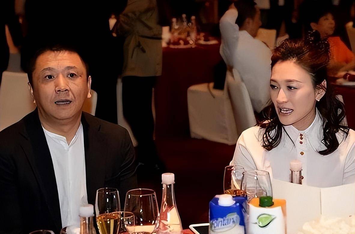 婚后徐佳宁也一如既往的照顾李小冉,李小冉喜欢花,徐佳宁就亲手种了一
