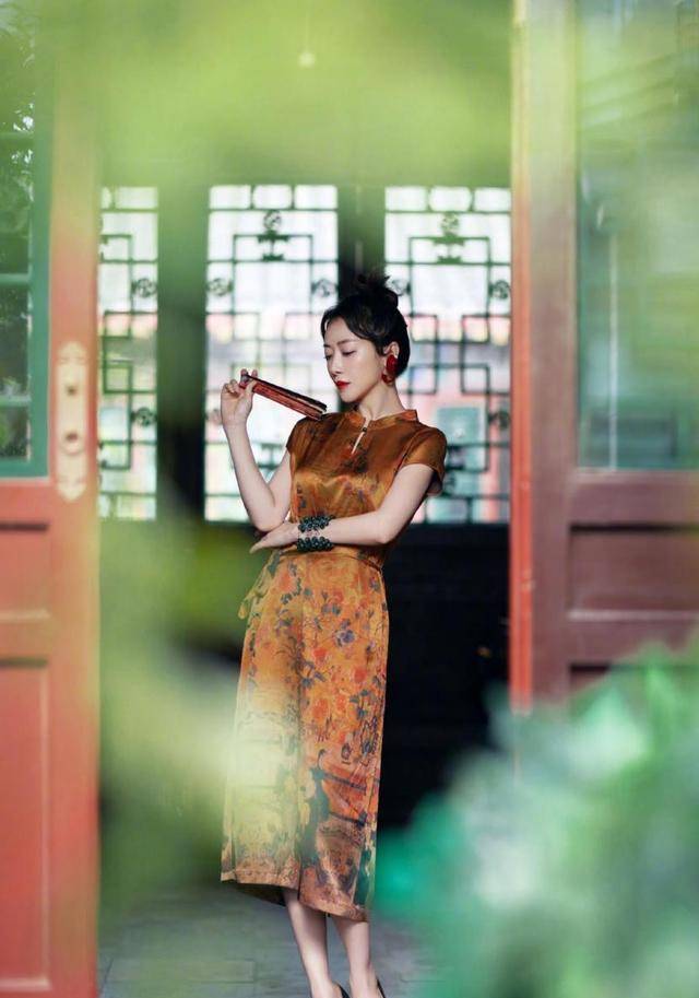 陈紫函和小九岁老公同框太甜蜜,穿旗袍大方秀出水蛇腰,气质到位_时尚