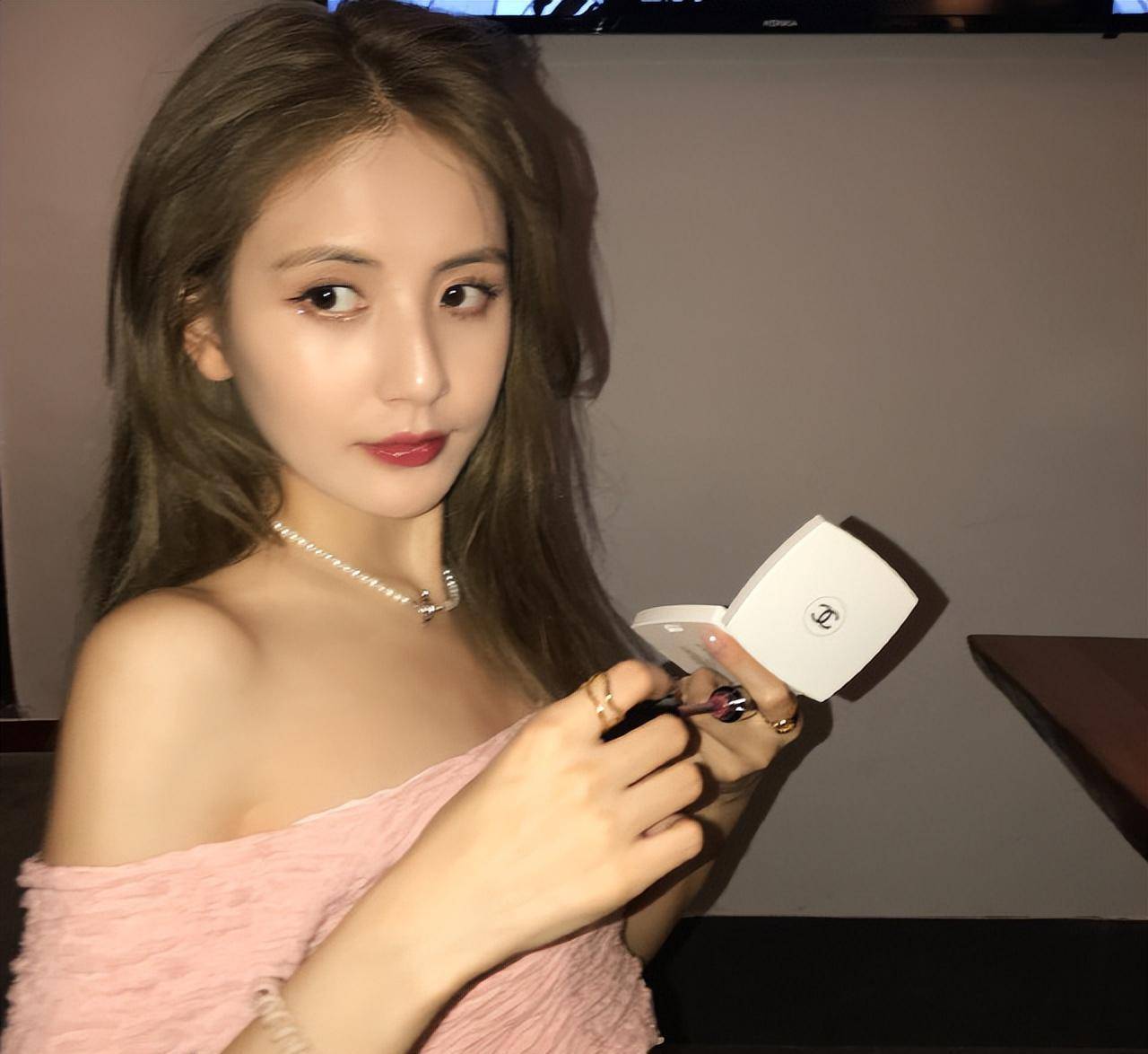 25岁甜仇晒全家福官宣一索得子,老公比王思聪还大2岁_田秋_皮肤_宝宝