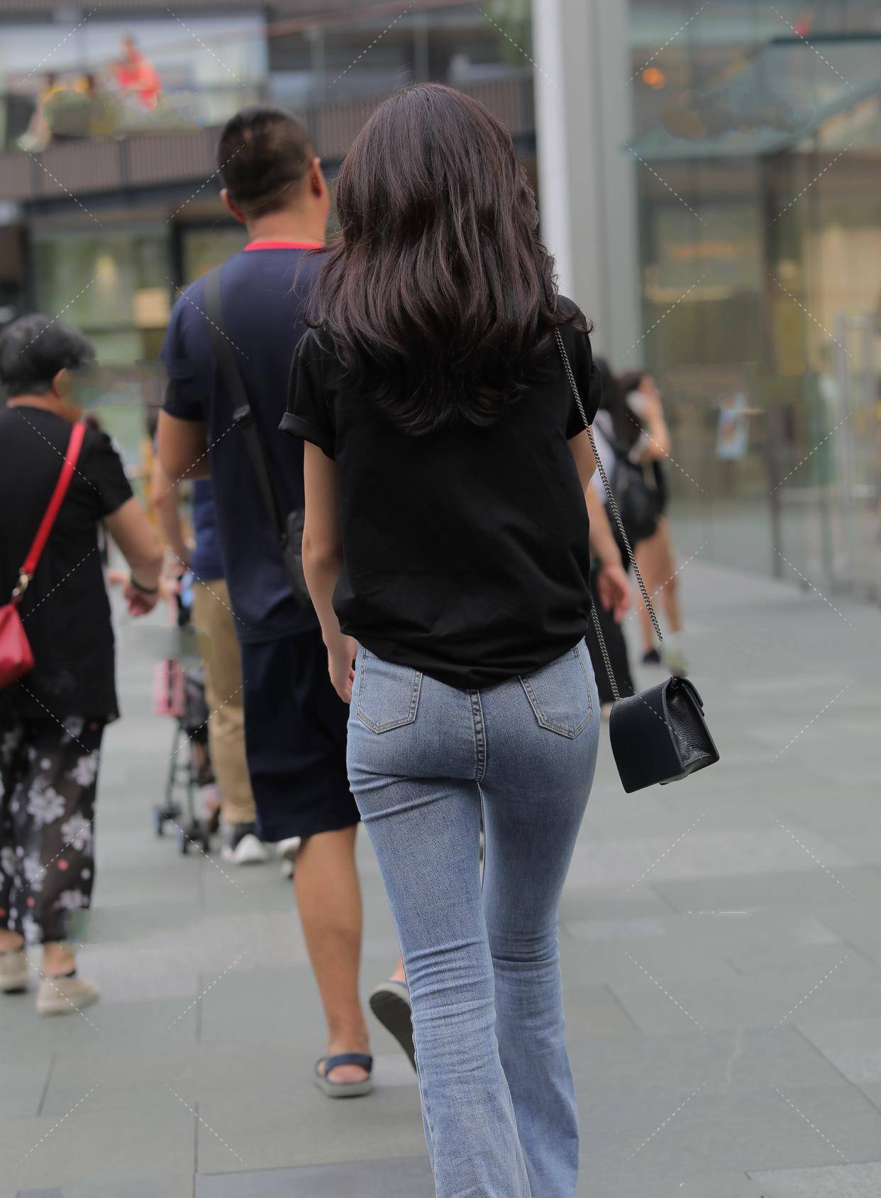 黑色短袖和牛仔短裤的搭配,简单利索经典时