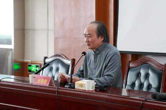 兵团二中书记黄文辉,副校长白文义,新疆陶研会秘书长张咏霞,新疆陶研