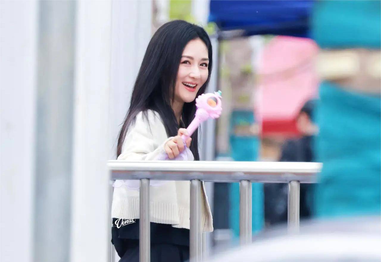 张杰谢娜助理打路人手机,谢娜上前圆场,工作室道歉评论两极分化_视频