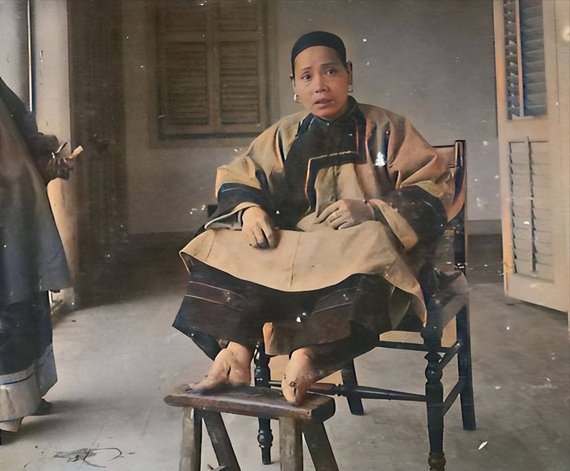 晚清富家小姐面容姣好,已缠足的小脚如尖尖的粽子_中国_鸦片_缝纫机
