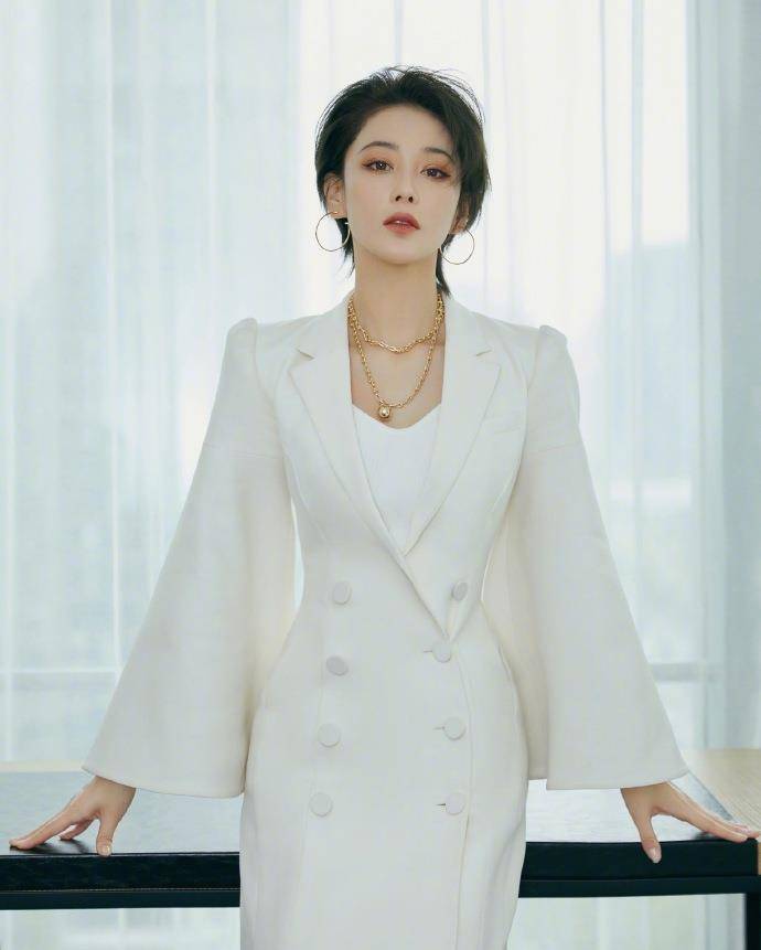 张馨予一袭白裙明艳动人,金属质感项链点缀多了一丝叛逆,很时髦