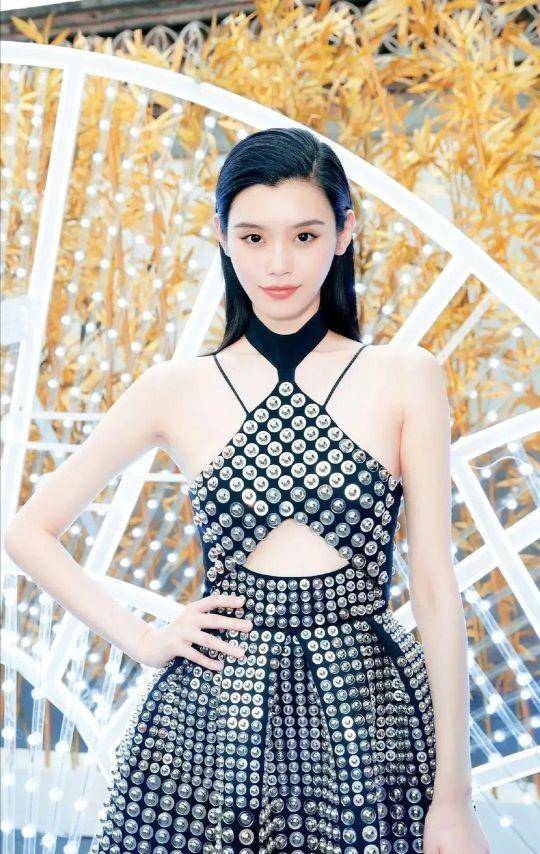 "迫守贞操"奚梦瑶:骗婚何穗排挤王嘉尔,自称为爱嫁豪门却遭漠视_何猷