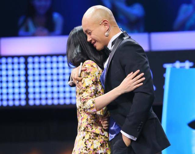 乐嘉再次回应强吻谢娜,称善人大多是蠢人,丝毫没有悔改之意_网友_类