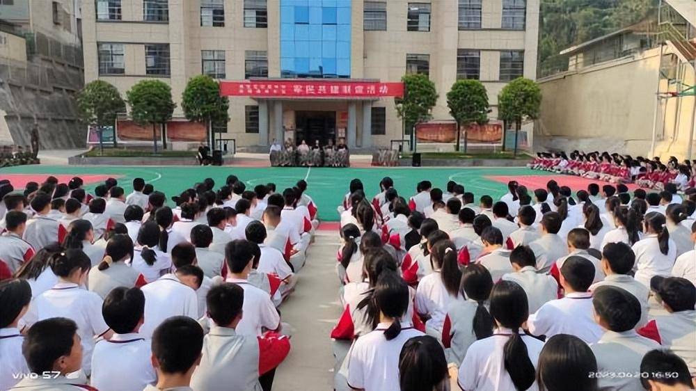 商洛市商南县初级中学开展军民共建国防教育活动_师生_军营_表演