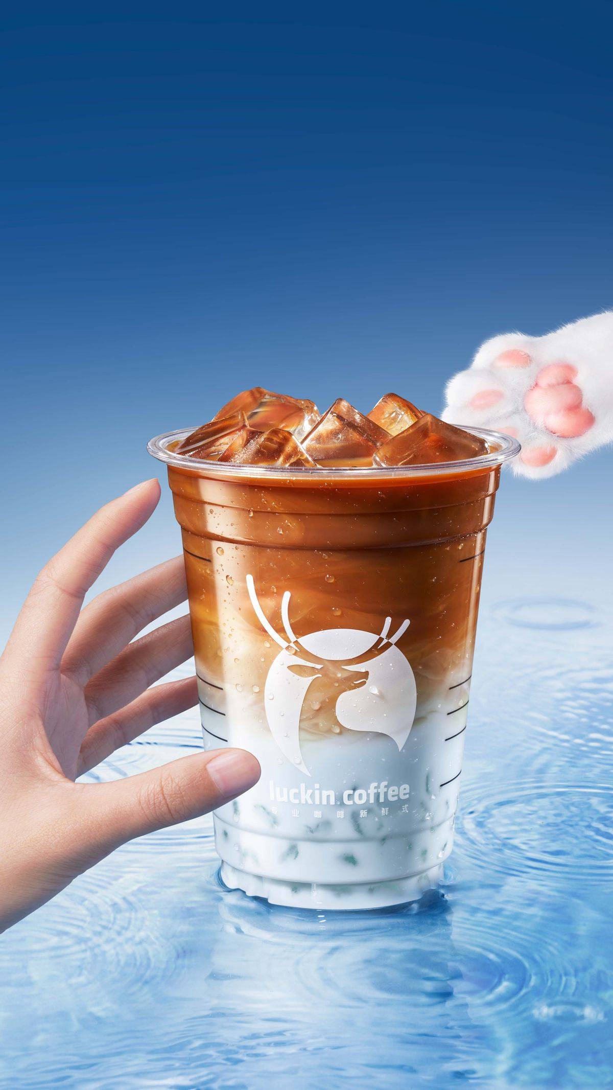 瑞幸生椰连火三年!冰吸生椰劲爽,摸鱼生椰q弹,常喝常新!