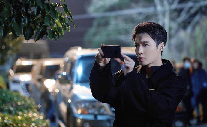 警察,但在面对犯罪分子时表现的却有点莽撞,而且张艺兴在诸多细节上有