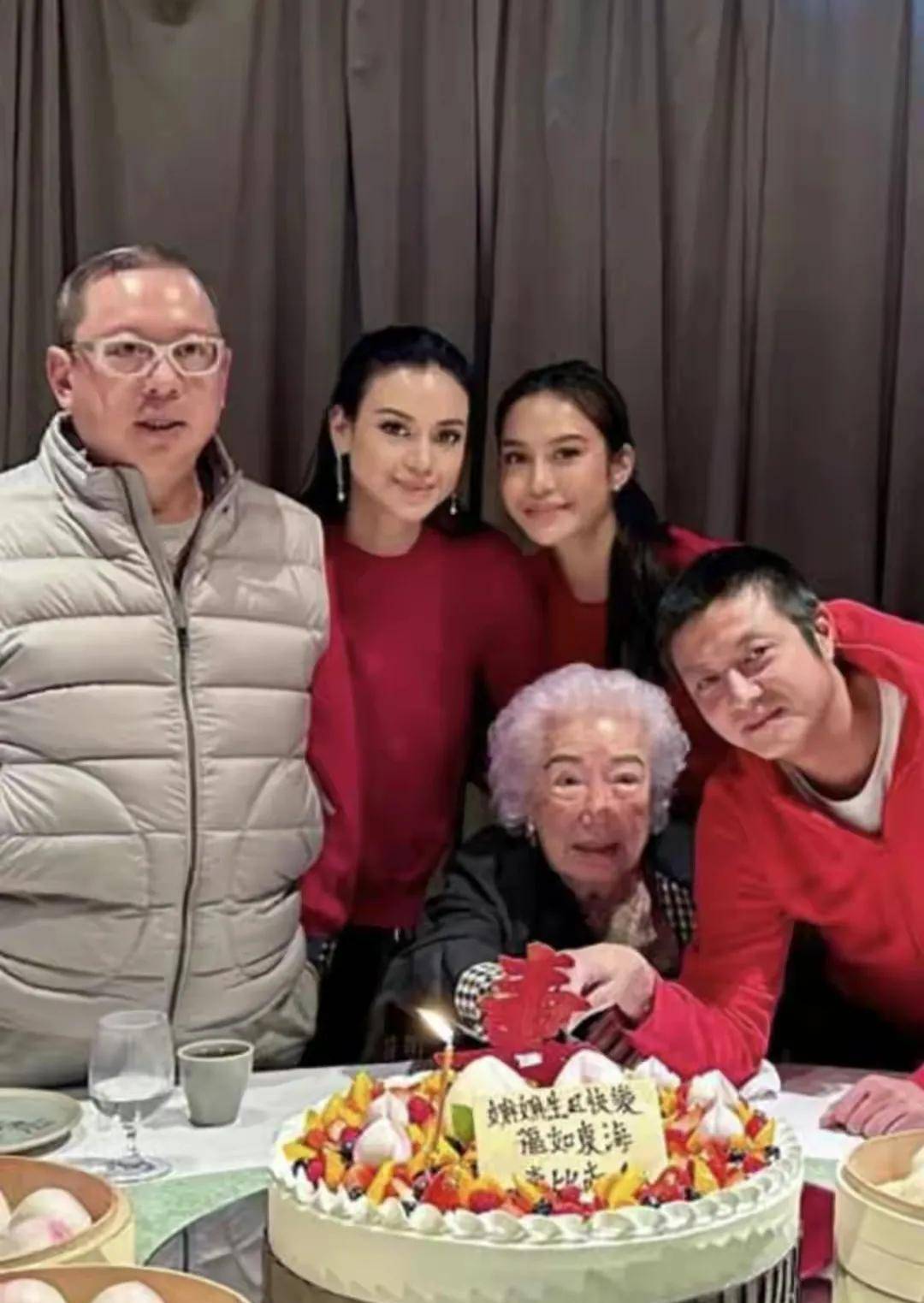 林建岳带着两个女儿林恬儿,林心儿以及儿子,外孙女等给余宝珠办寿宴.