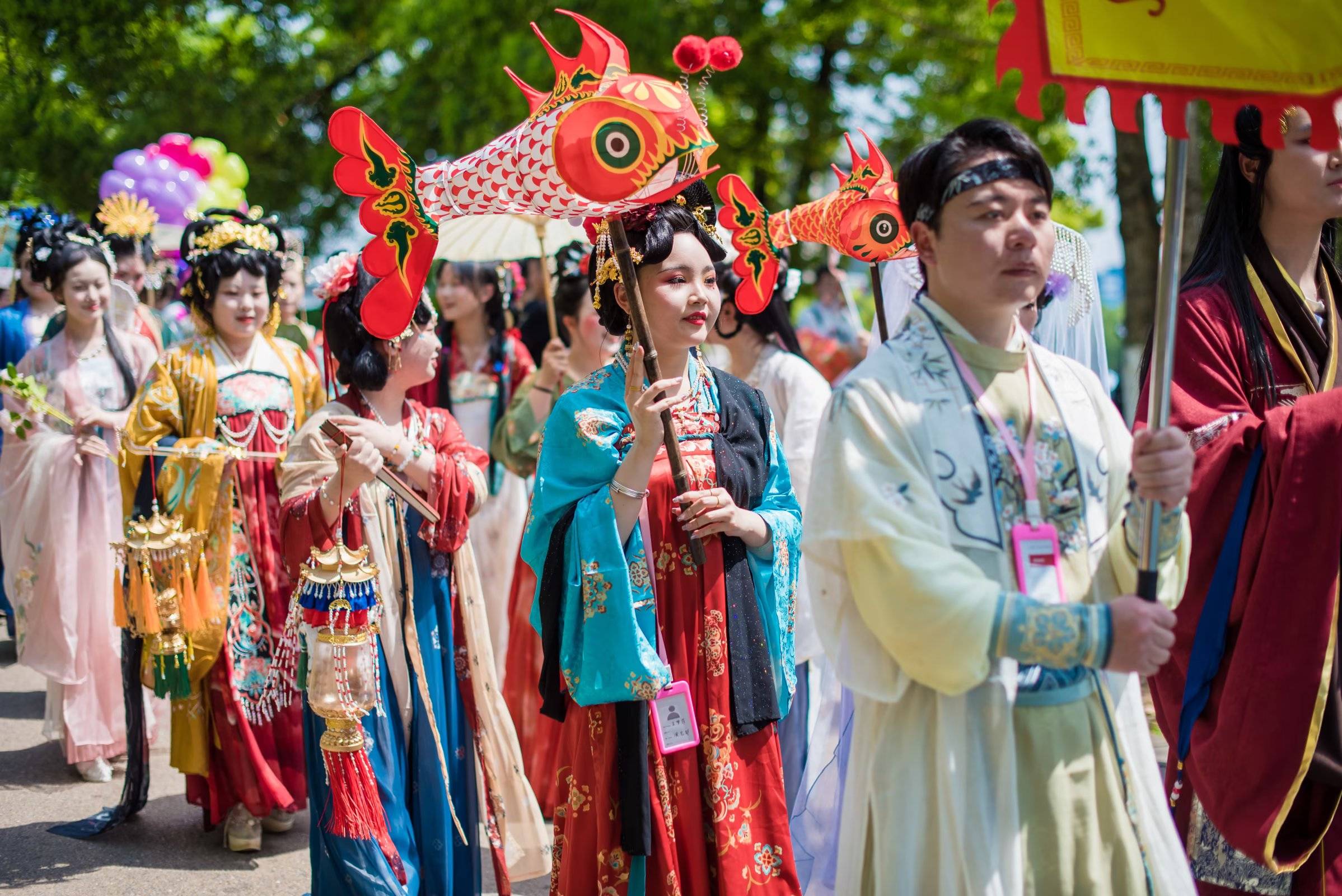 主碑广场等处,近距离观赏汉服巡演,感受那份独属于中华服饰的文雅意境