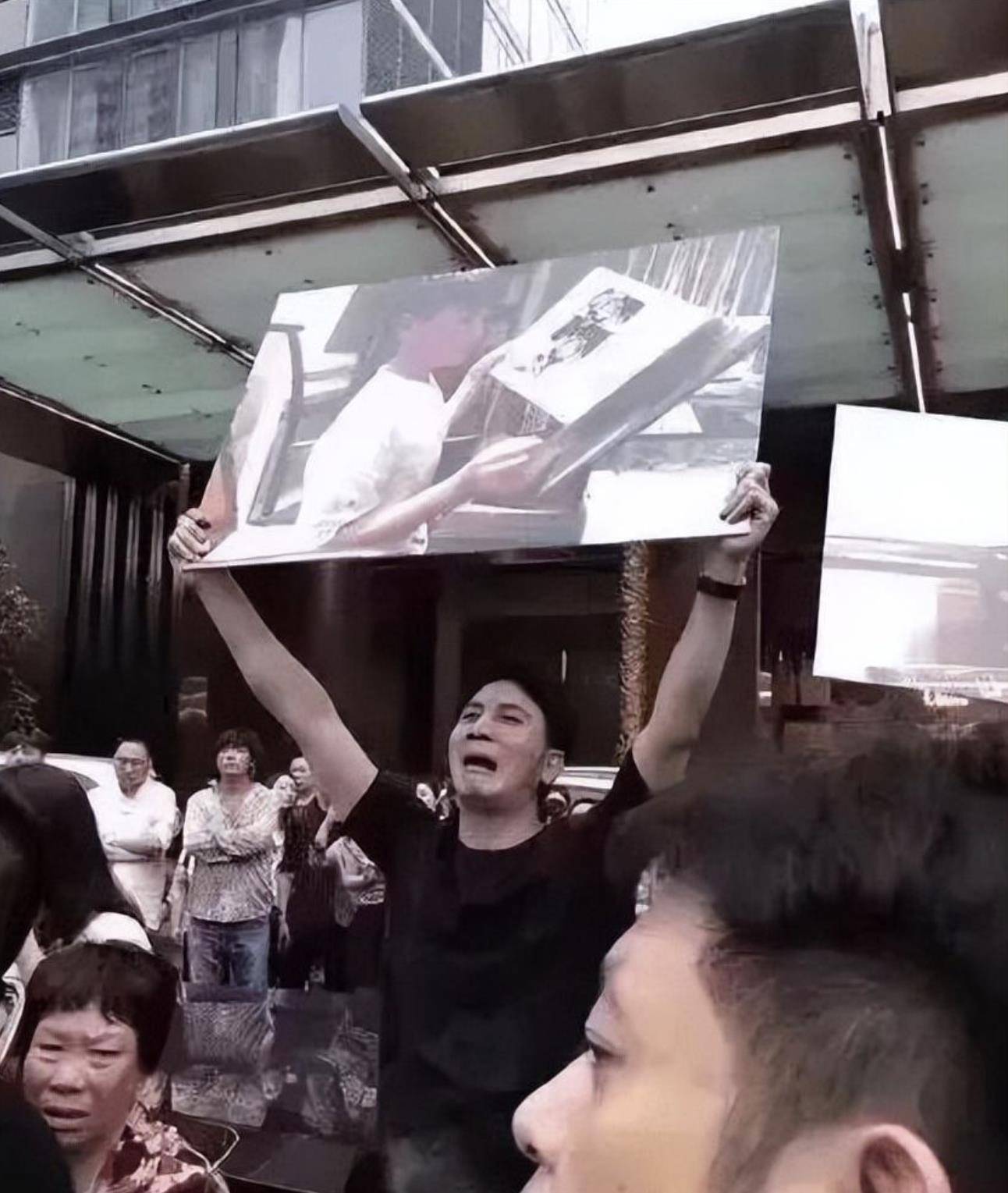 消失2年后,林生斌重回热搜第一,他的报应终于来了