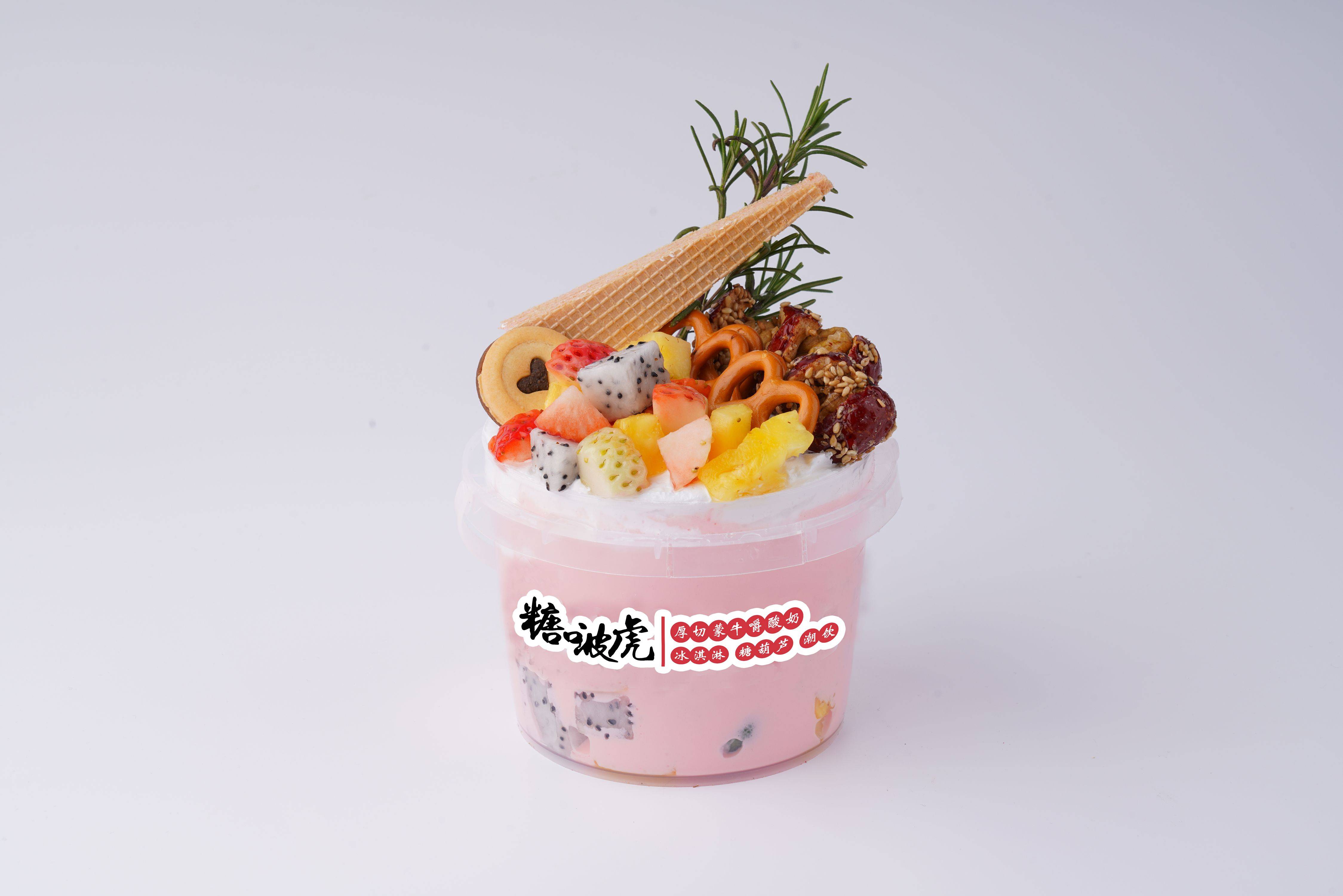 其次,这款椰奶冻的制作流程是一个精致的过程.