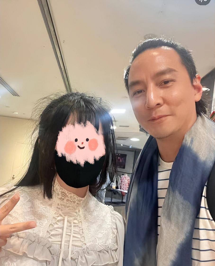 娃逛街,10岁女儿黄发抢镜,用塑料袋拎东西超接地气_网友_lisa_吴斐然