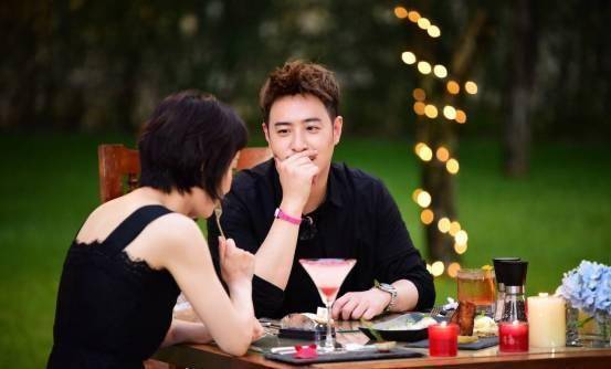 李沁一亮相,邓伦立马显得惊喜又娇羞起来;中途因为李沁背的竹筐太沉