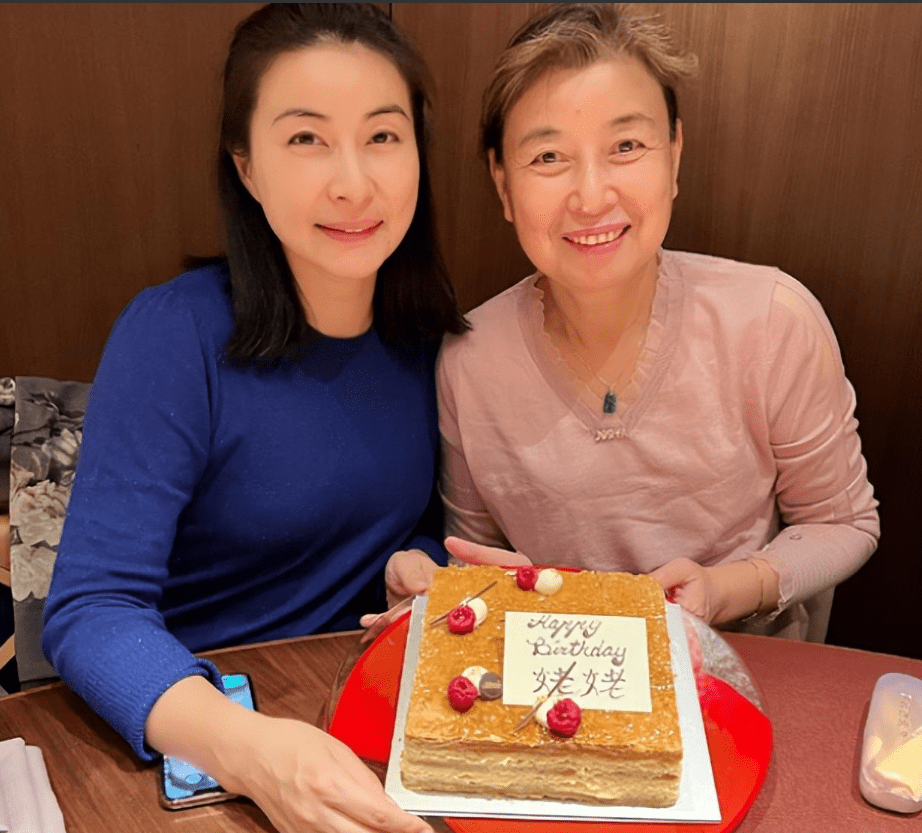 郭妈妈穿红衣托霍中妍爬华山,意外抢镜了_女儿_姥姥_霍中怡