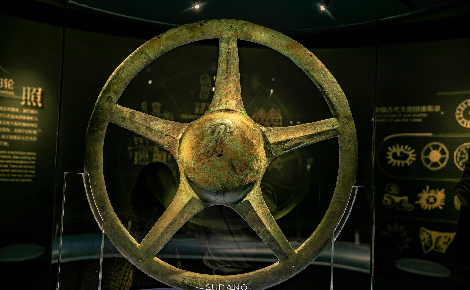 三星堆号称"世界第九大奇迹",出土文物很奇怪,古老文明太神秘_青铜