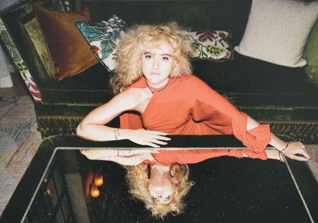 《蚁人的女儿》凯瑟琳·纽顿复古杂志大获成功,金发大波浪可爱娃娃脸