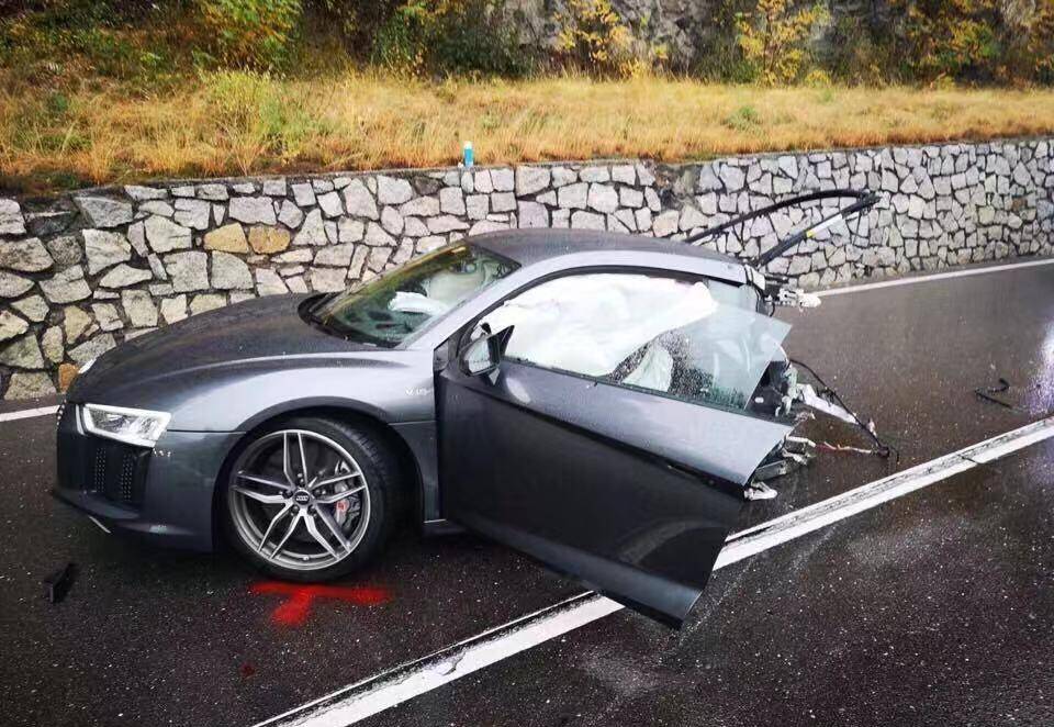 出事了,"奥迪r8"高速公路直接腰斩,惨状不忍直视!_搜狐汽车_搜狐网
