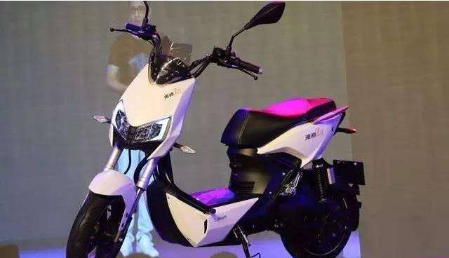 雅迪推出电动版"奔驰",gtr二代电机配松下锂电池,续航超100km_搜狐