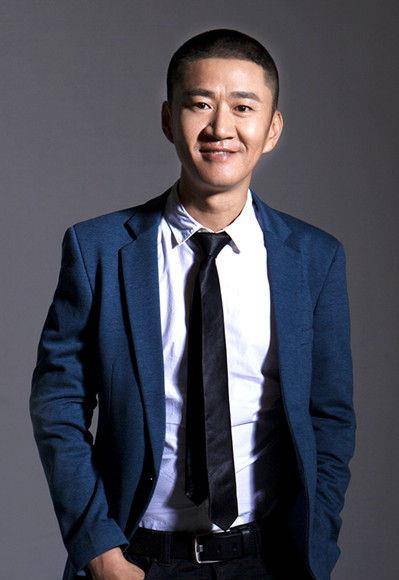演员李嘉明鞠躬道歉,为冤枉护城大爷赔不是,称有机会会登门道歉_批评
